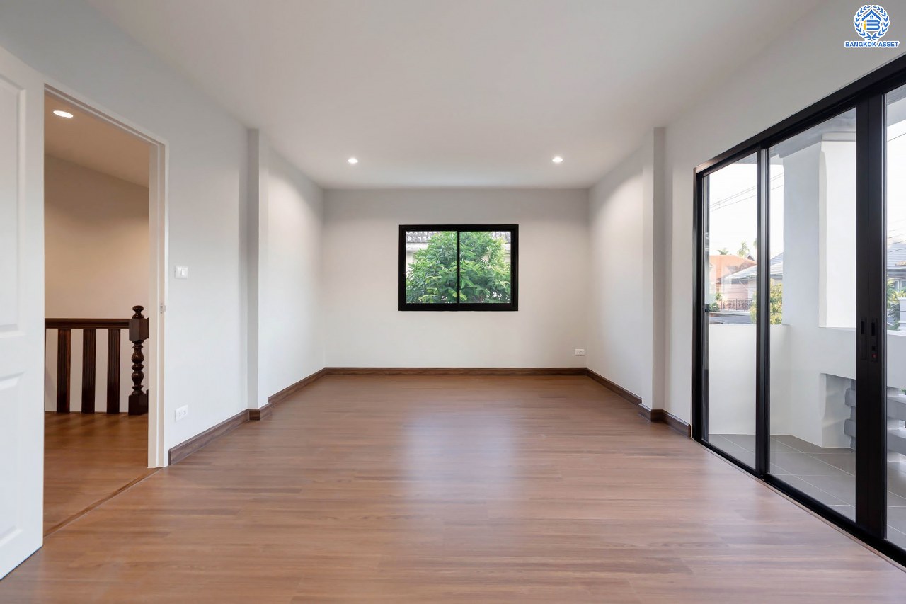 บ้านมือสองตกแต่งใหม่ โครงการ พลับพลาวิลล่า บรมราชชนนี หลังใหญ่พิเศษพร้อมอยู่ เนื้อที่ 57 ตร.ว. ดีไซน์สวย ฟังก์ชัน 4 ห้องนอน 3 ห้องน้ำ 2 ที่จอดรถ บนทำเลเดินทางสะดวก เชื่อมต่อหลายเส้นทาง ใกล้เซ็นทรัลปิ่นเกล้า จุดขึ้นทางด่วน "ศรีรัช" และเพียง 10 นาทีถึงMRT "สถานีไฟฉาย"